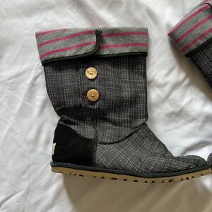 Ugg Women’s Tweed Canvas Boots With Buttons size 9